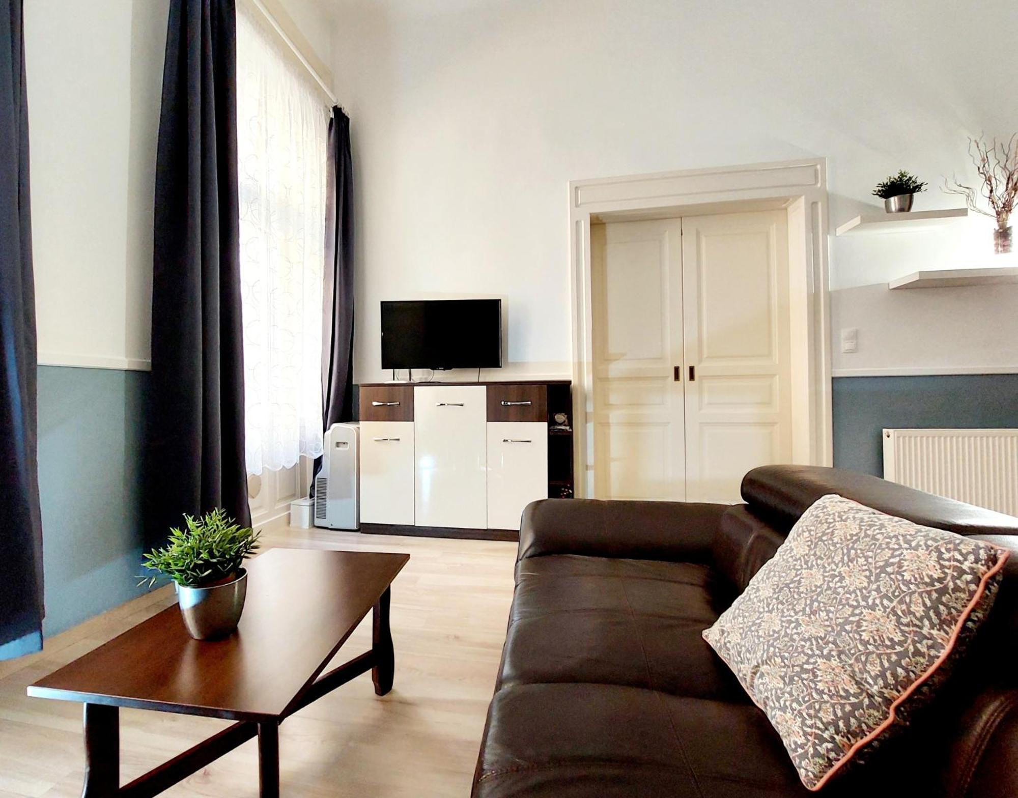Eoetvoes Apartman Budapest Exteriör bild